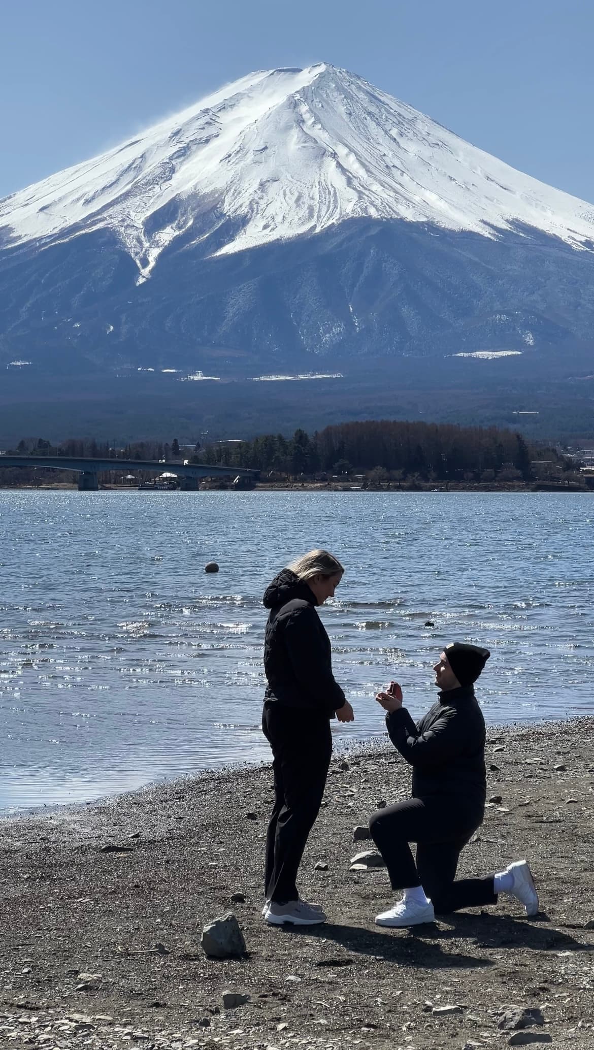 Niklas macht Eva einen Heiratsantrag